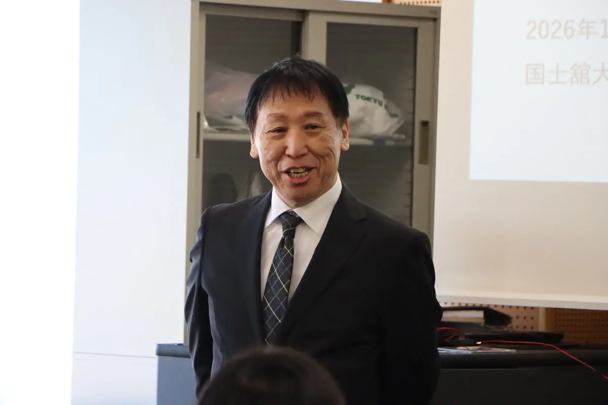 あいさつする村上副学長